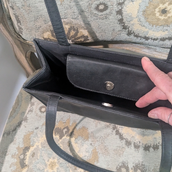 Kate Spade black bag. 11" x 7.5" x 5" - Picture 10 of 10